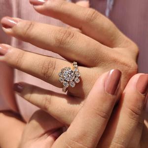 Anillo de compromiso de oro macizo con diamantes de corte redondo en racimo y halo de burbujas, con engaste moderno tipo bisel, joyería nupcial y regalo para ella - Product Image 4