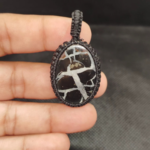Colgante de Macramé con Piedra Preciosa Septariana, Diseño Único, Más Vendido - Product Image 1