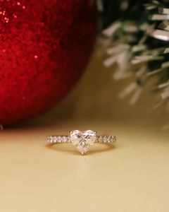 Anillo de Plata de Ley 925 con Moissanita Corte Corazón, Engaste de Puntas y Halo, Joyería de Boda y Compromiso para Mujer - Product Image 2