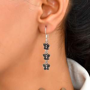 Boucles d'oreilles pendantes tendance en argent motif papillon Meera Jaipur pour mariage - Product Image 1
