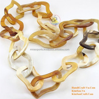 Collar de resina y plumas de cuerno de melodía mística 100%, joyería elegante para inventario de joyería de mujer al por mayor por M.R.S. EXPORTACIONES