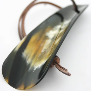 Chausse-pied en corne de buffle écologique, fait main, design moderne, forme naturelle, objet d'art de collection par blossom craft india - Product Image 1