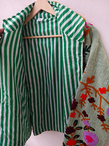 Veste en coton Suzani matelassée réversible faite à la main, vert clair, brodée, style bohème floral, style cachemire, d'inspiration vintage, pour femmes - Product Image 2