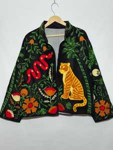 Veste en velours Suzani brodée à la main avec motif Serpent Tigre, motif botanique, noire, style floral bohème, Blazer d'hiver - Product Image 1