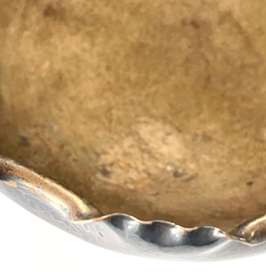 Cuenco Decorativo de Metal con Borde Ondulado Hecho a Mano, Acabado Antiguo, Centro de Mesa, en Color Bronce Antiguo y Latón con Ondas - Product Image 3