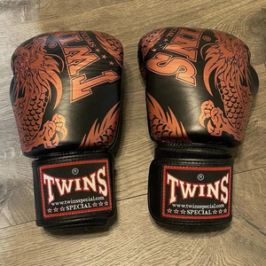 ถุงมือชกมวย MMA สีดำแบบเต็มนิ้ว ยี่ห้อ Twin Sanda ปิดด้วยแถบตีนตุ๊กแก ทำจากหนังสังเคราะห์ กันน้ำและกันความชื้น - Product Image 6