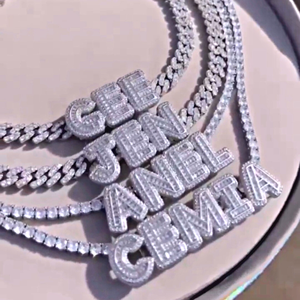 Pendentif personnalisé avec nom serti de diamants, collier avec lettre en baguette CZ, bijou personnalisé de style hip-hop, plaque de nom en diamant - Product Image 1