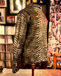 เสื้อแจ็คเก็ตหนัง PU แฟชั่นผู้ชายสไตล์นักแข่งมอเตอร์ไซค์ ไซส์ใหญ่ มีฮู้ด ระบายอากาศได้ดี ซิปแบบติดตั้ง ทรงสูง สีน้ำตาล สีดำ สำหรับฤดูใบไม้ร่วง ขายส่งจากโรงงาน - Product Image 3