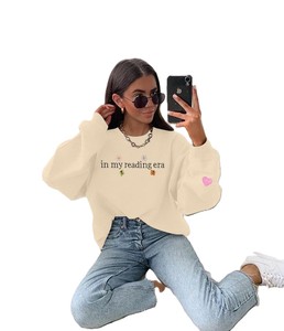 เสื้อสเวตเชิ้ตคอกลมโอเวอร์ไซส์พิมพ์ลายผ้าฝ้ายยูนิเซ็กซ์ทรงปกติสำหรับฤดูใบไม้ผลิ ยี่ห้อ In My Reading Era - Product Image 2