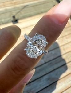 Anillo de compromiso con diamante cultivado en laboratorio de corte ovalado de 4 quilates, banda pavé de oro amarillo de 14k, halo oculto, certificado IGI. - Product Image 2