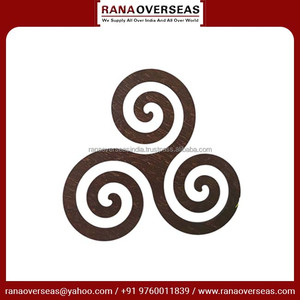 Azulejo de altar de pared de madera hecho a mano Triskele Ideal para oraciones de meditación y mejora de la decoración del hogar disponible en varios tamaños - Product Image 2