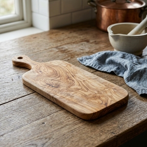 Planche de service en teck à bords naturels, rustique et organique, avec poignée, pour préparation et charcuterie, plateau de cuisine artisanal - Product Image 4