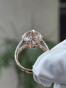 Anillo de Diamante Cultivado en Laboratorio con Corte Brillante de 6.30ct, Certificado IGI, Corte Excelente, Banda de Oro, Anillo de Compromiso Clásico de Lujo para Mujer - Product Image 3