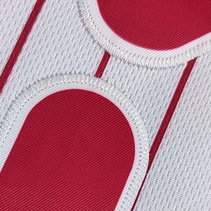 Maillots de baseball personnalisés OEM imprimés par sublimation, fabriqués en tissu mesh respirant, col en V, avec logo en twill. - Product Image 5