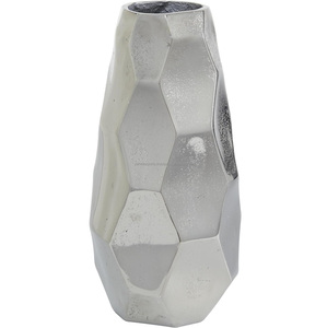 Florero de Aluminio Estilo Industrial Hecho a Mano, Diseño Audaz con Acabado Plateado para Espacios Modernos, Galerías y Bodas - Product Image 1