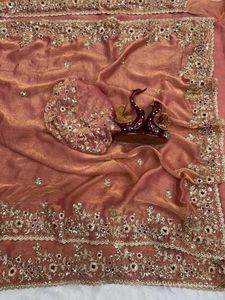 Sari indien de boutique, style Bollywood, en tissu de soie mousseline lourde et douce, avec broderie riche, C-PALLU, travail de Zari et de sequins, et bordure découpée - Product Image 4