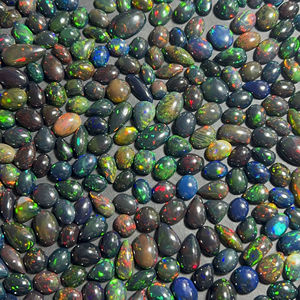 Gemas Trimurti 100% Naturales, Ópalo Negro Cabujón AAA+, Gran Calidad, Brillante, Piedra Welo, Formas y Tamaños Variados para Joyería - Product Image 1