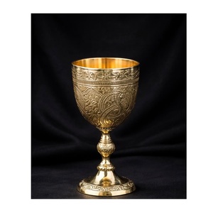 ถ้วยทองเหลืองโบราณสุดหรู แก้วน้ำทรงสูงทำมือ ประดับตกแต่งอย่างงดงาม ถ้วยสำหรับพิธีกรรม ภาชนะโลหะแบบดั้งเดิม งานฝีมือคลาสสิก - Product Image 1