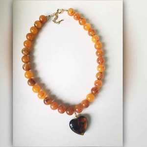 Collier pendentif cœur en résine fait main, perles brunes, thème amour Saint-Valentin, bijoux artisanaux en résine - Product Image 3