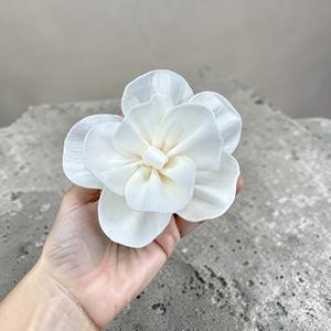 ดอกไม้ประดิษฐ์ทำมือจากไม้โซล่า กลิ่นดอกพุด ขนาด 8.5 ซม. ทำจากเส้นใยพืชเซสบานียา จากประเทศไทย - Product Image 1