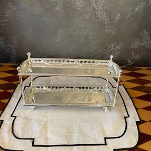 Élégant support à gâteau en laiton fait main avec deux plateaux et poignée pour une présentation de table de luxe, décoration pour la maison, l'hôtel et le restaurant - Product Image 1