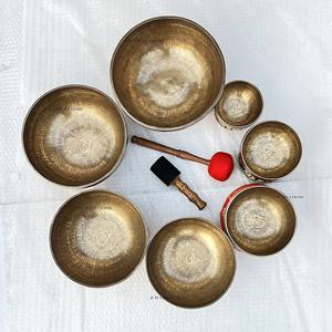 Bol chantant en bronze artisanal de haute qualité, original, personnalisé, bol sonore tibétain en métal pour la méditation, fabriqué à la main par un artisan. - Product Image 6