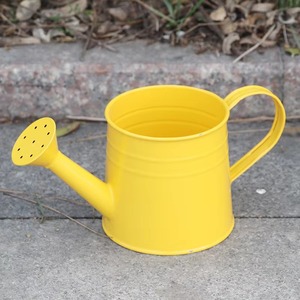 Arrosoir en métal jaune de performance fiable, finition peinture durable, outil de jardinage - Product Image 1