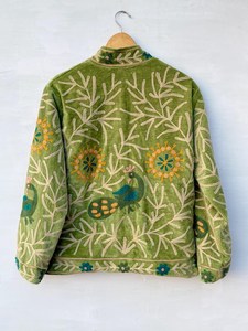 Veste courte bohème faite à la main en velours vert avec médaillons soleil et broderies paon, style Suzani, cadeau artisanal indien pour femme - Product Image 2
