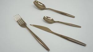 Ensemble de couverts en acier inoxydable blanc nacré exquis, design moderne et durable, respectueux de l'environnement, pour les dîners formels et les célébrations - Product Image 3