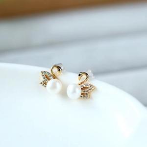 Boucles d'oreilles en forme de cygne plaqué or avec perles et accents de diamants, style vintage, unisexe, cadeau romantique pour mariage et bijoux de fête - Product Image 2