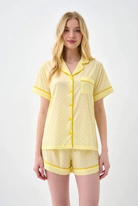 Conjunto de pijama rosa suave para mujer con camiseta de manga corta con botones y pantalones a juego, ideal para un descanso cómodo. - Product Image 6