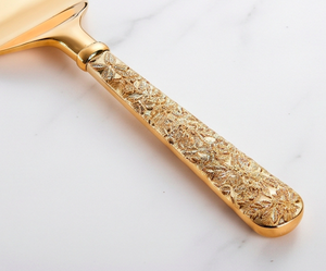 Juego de utensilios para servir pasteles de acero inoxidable con asas con acabado dorado en relieve, perfecto para bodas y eventos especiales. - Product Image 2