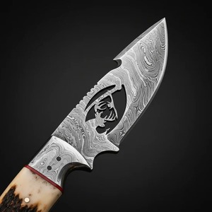 Cuchillo de caza hecho a mano con hoja de acero de Damasco y diseño de ciervo, mango de asta de ciervo y funda de cuero - Product Image 3
