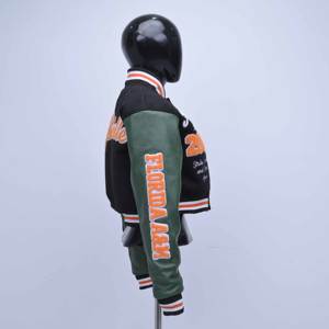 Veste bomber de haute qualité personnalisée en laine avec manches en cuir vert et broderie de patch en chenille pour femme, veste varsity courte - Product Image 4