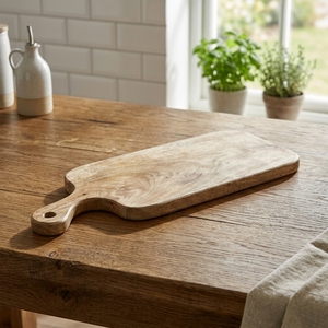 Planche de service en teck à bords naturels, rustique et organique, avec poignée, pour préparation et charcuterie, plateau de cuisine artisanal - Product Image 2