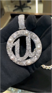 Pendentif personnalisé avec logo unique en argent S925 plaqué or, serti de moissanite VVS taille brillant ronde et de perles mélangées, style Hip-Hop - Product Image 3