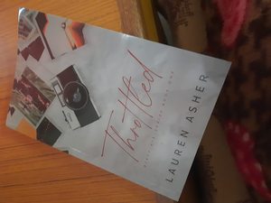 ถูกโยนโดยลอเรนแอชเชอร์หนังสือปกอ่อนขายดีที่สุดสำหรับผู้ใหญ่ - Product Image 1