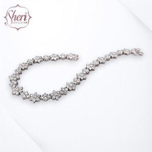 [เครื่องประดับเชอรี] สร้อยข้อมือรูปดอกไม้ประดับเพชรธรรมชาติ 100% ทองคำแท้ 18K สี GH ระดับความสะอาด SI1-2 - Product Image 1