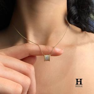 Pendentif cylindrique en diamant de luxe, collier en or 14K/18K avec diamants de laboratoire/naturels, fournisseur de bijoux en gros - Product Image 1