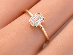 Bague de fiançailles solitaire en diamant de laboratoire de 1 carat, taille émeraude, certifiée IGI, en or massif 14 carats, sertie clos - Product Image 3