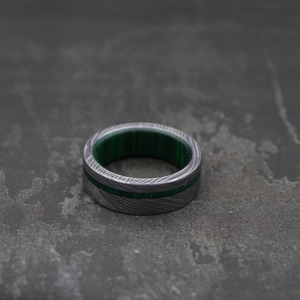 Anillo de Boda de Acero de Damasco con Incrustaciones de Madera, Diseño Plano con Centro Verde, Joyería Unisex OEM DIY para Regalo de Fiesta de Compromiso - Product Image 5