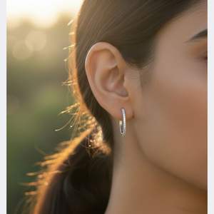 Pendientes de Aro Abierto con Incrustaciones de Diamantes Redondos de Corte Brillante de 0.20CTW en Oro Sólido - Product Image 6