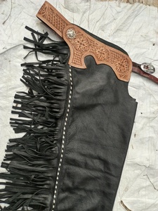 2026 Chaps de cuero de vaca de gamuza de alta calidad, estilo Bermuda, con flecos y grabados a mano, estilo western. - Product Image 1
