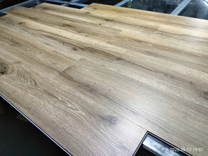 Revêtement de sol en vinyle de luxe SPC moderne, système de verrouillage double Valinge 2G, rainuré, brossé, résistant à l'eau, design pour salon - Product Image 3