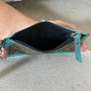 Nueva Cartera Pequeña de Cuero Genuino con Grabado Floral Hecho a Mano, Monedero Elegante con Cremallera para Monedas y Tarjetas de Crédito, Cartera Delgada Unisex para Uso Diario - Product Image 6