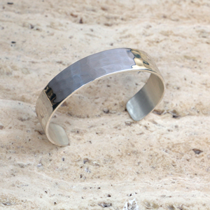 Brazalete de Latón Martillado Hecho a Mano para Hombre y Mujer - Brazalete Metálico Minimalista Ajustable - Joyería Boho Rústica Dorada para Regalo - Product Image 1