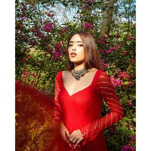 Magnifique ensemble de costume en mousseline de rayonne rouge pour femme - Taille XS - Product Image 2