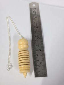 Pendule en bois de rose égyptien Karnak fait main pour la radiesthésie - Métaphysique, Nouvelle Ère, Prix raisonnable chez Amayra Crystals - Product Image 2