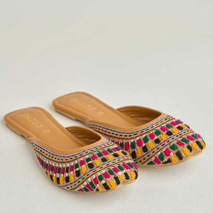 Calzado Khussa con Estampado Moderno y Antideslizante, Parte Superior de Cuero Sintético, con Opciones Personalizables para Uso Diario - Product Image 1