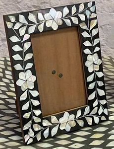 Elegante Marco de Fotos de Madera Rectangular Vertical Hecho a Mano con Grabado y Estampado de Patrón Blanco y Azul para Decoración de Mesa - Product Image 3